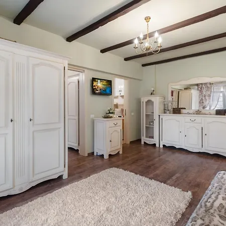 Feels Like - Old Town Apartment *