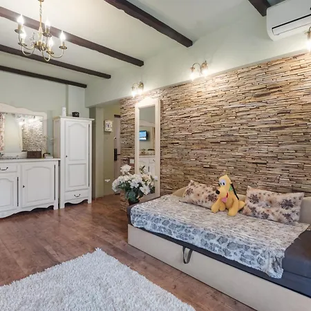 Feels Like - Old Town Apartment